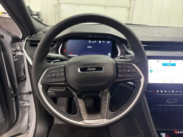 New 2026 Silver Zynith Exterior Paint Jeep Altitude image 15