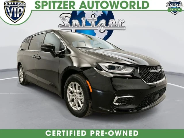 2025 Chrysler Pacifica Select's photo