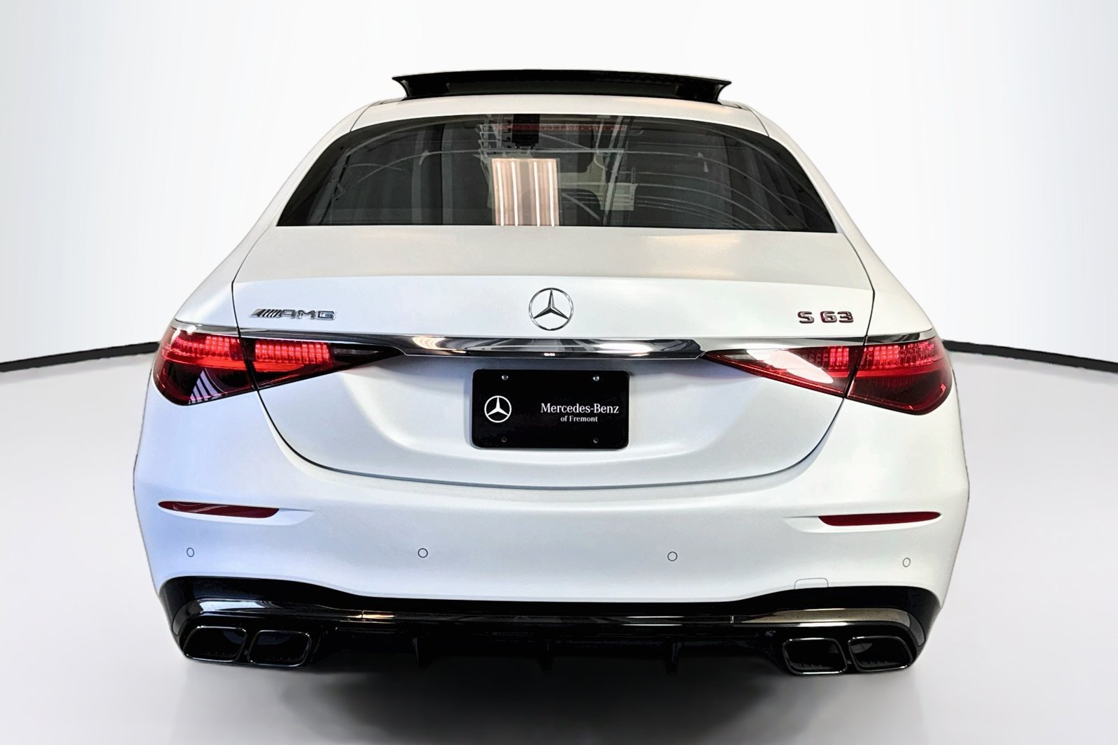 New 2026 MANUFAKTUR Moonlight White Magno Mercedes-Benz AMG® S 63 E image 6