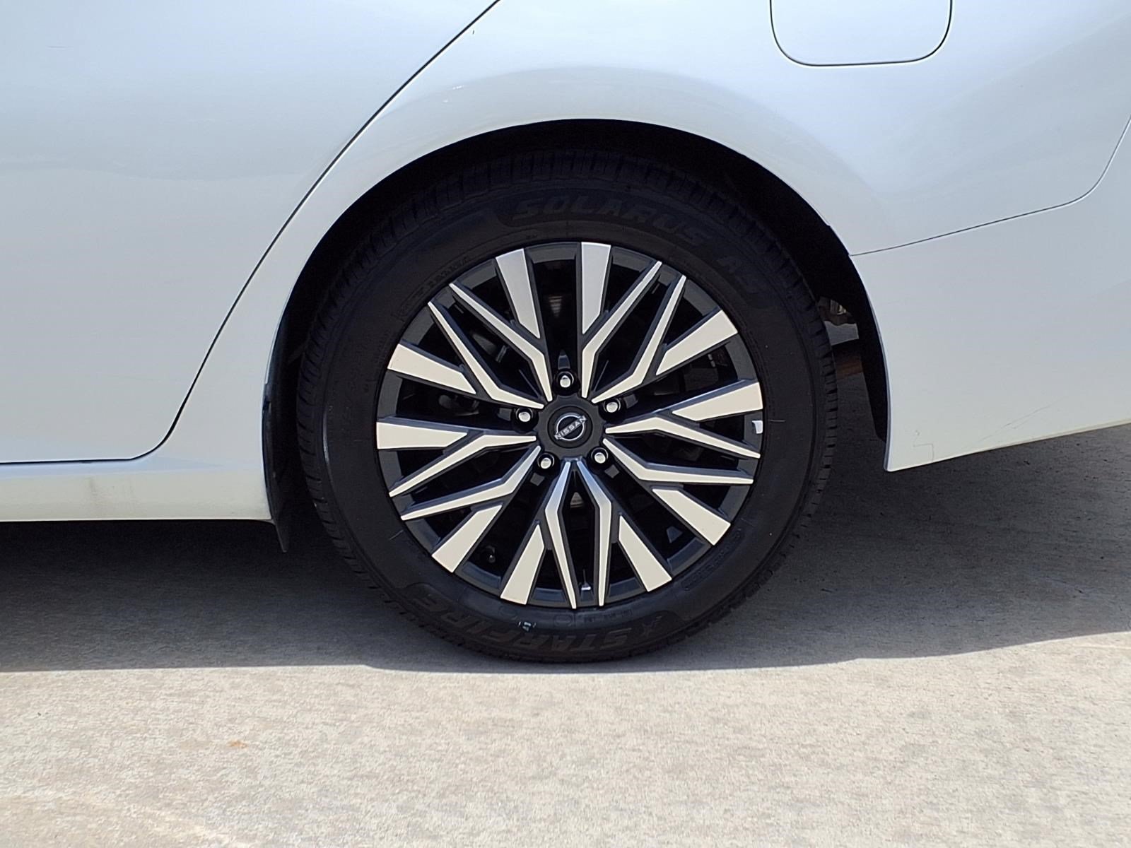 Used 2025 Glacier White Nissan SV image 9