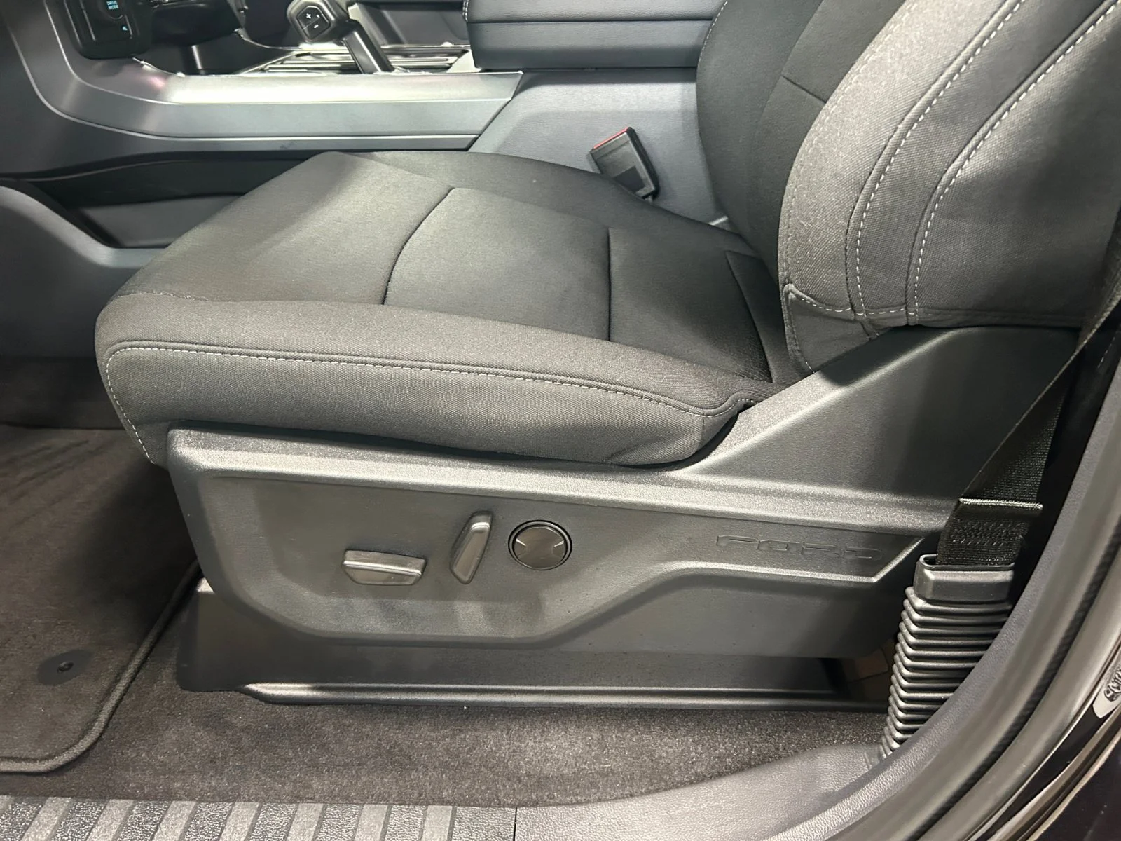 New 2026 Agate Black Metallic Ford XLT image 15