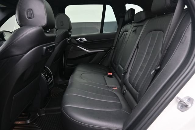 Used 2021 White BMW xDrive40i image 11