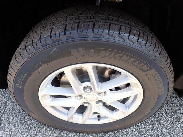 New 2026 Diamond Black Crystal Pearl-Coat Exterior Paint Jeep Laredo image 11