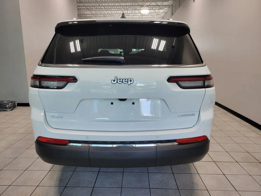 New 2026 Bright White Clear-Coat Exterior Paint Jeep Laredo X image 6