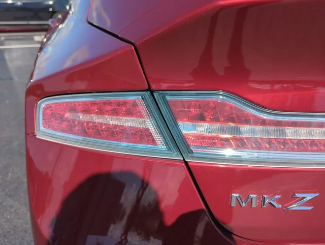 Used 2017 Red Lincoln Reserve image 18