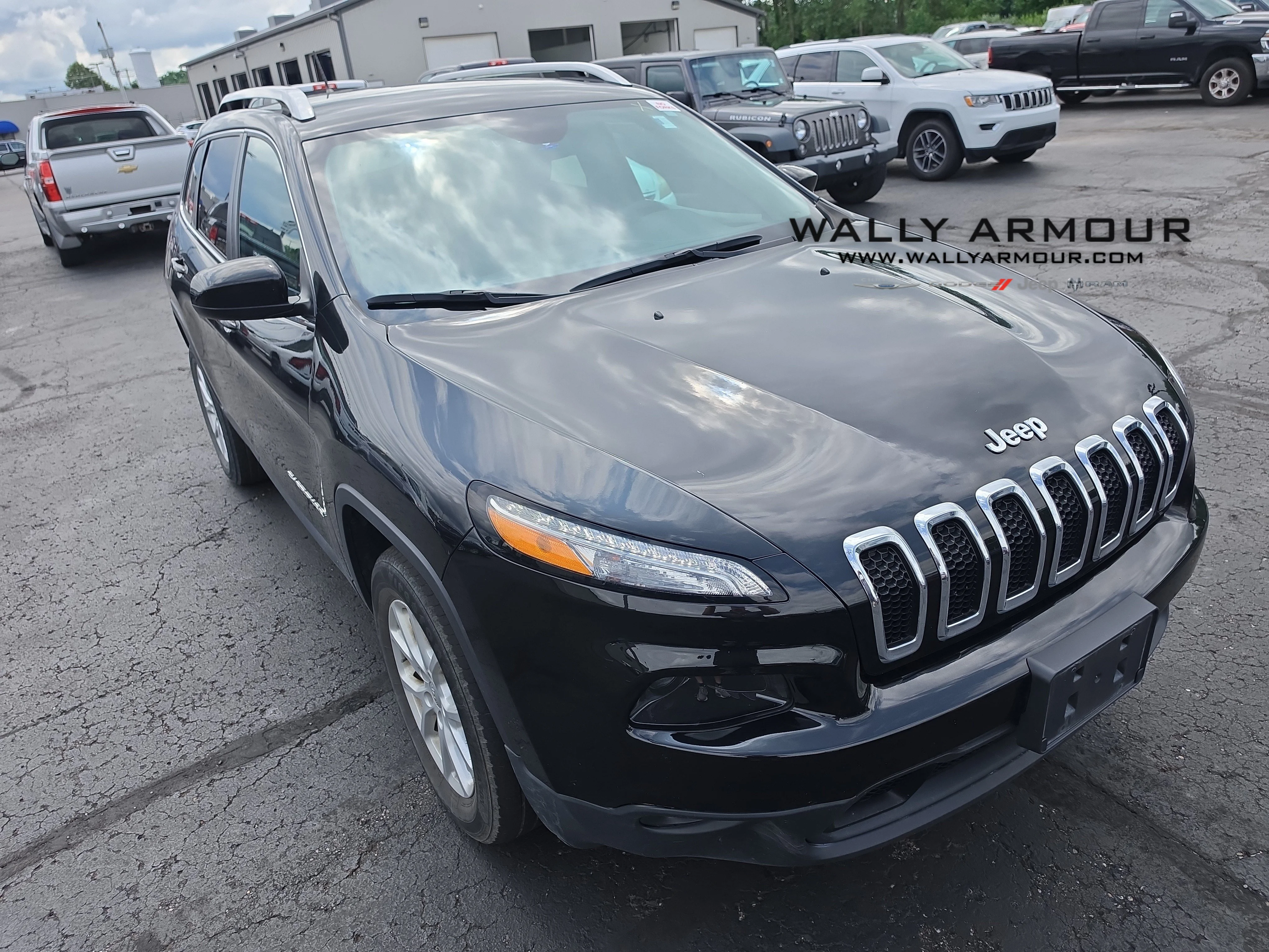 Used 2018 Diamond Black Crystal Pearlcoat Jeep Latitude image 1