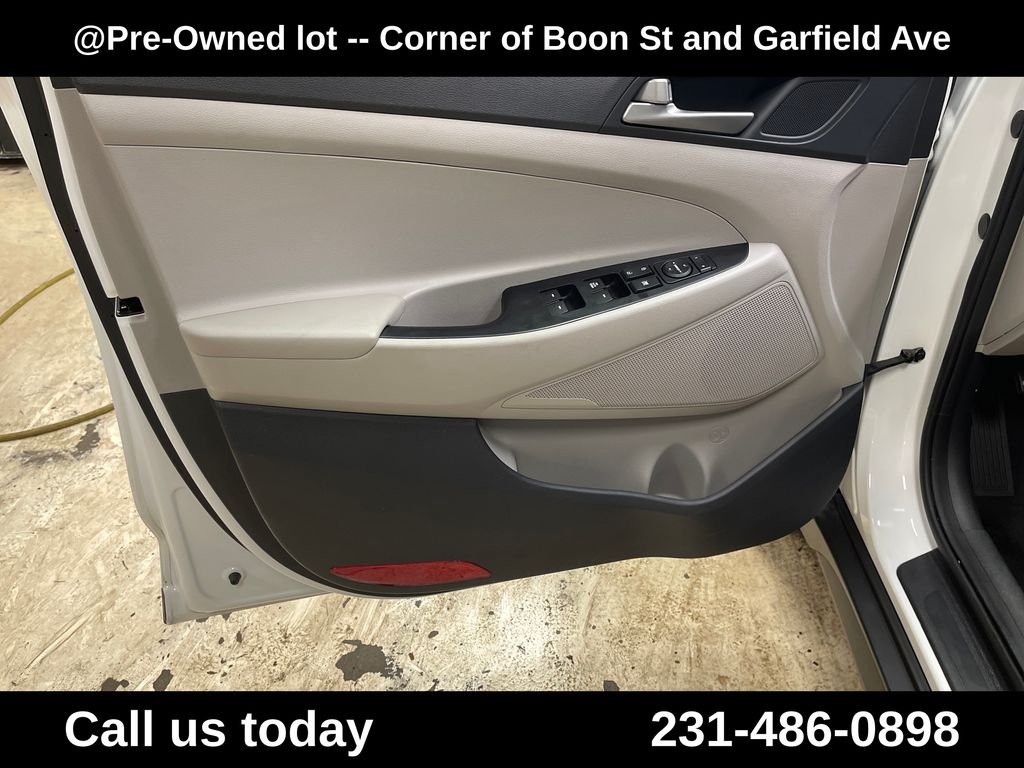 Used 2018 White Hyundai SE image 15