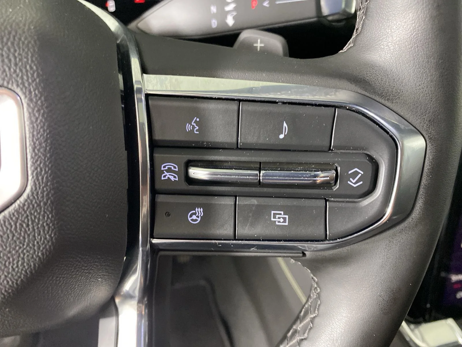 Used 2025 Summit White GMC Elevation image 19