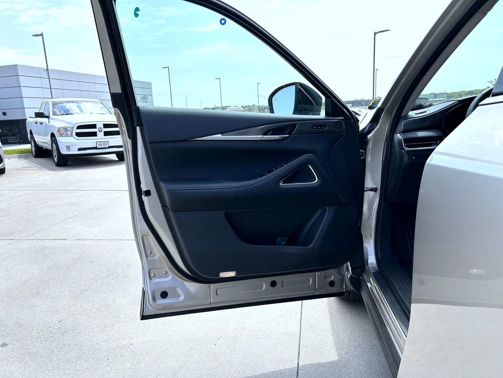 New 2027 WARM TITANIUM INFINITI Luxe AWD image 9