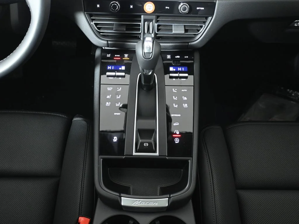 2026 Porsche Macan T - Photo 24