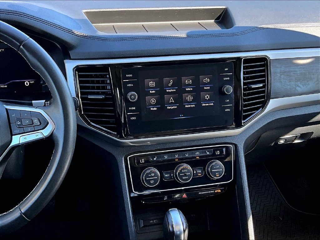 Used 2022 Black Volkswagen 3.6L V6 SE w/Technology image 19