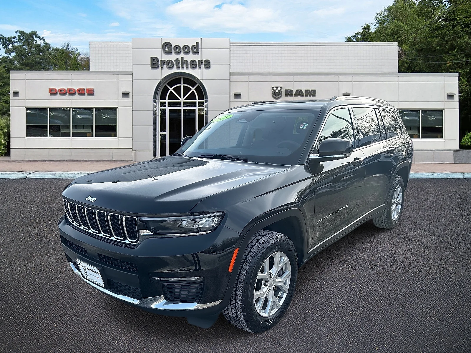 Used 2023 Diamond Black Crystal Pearlcoat Jeep Limited image 1