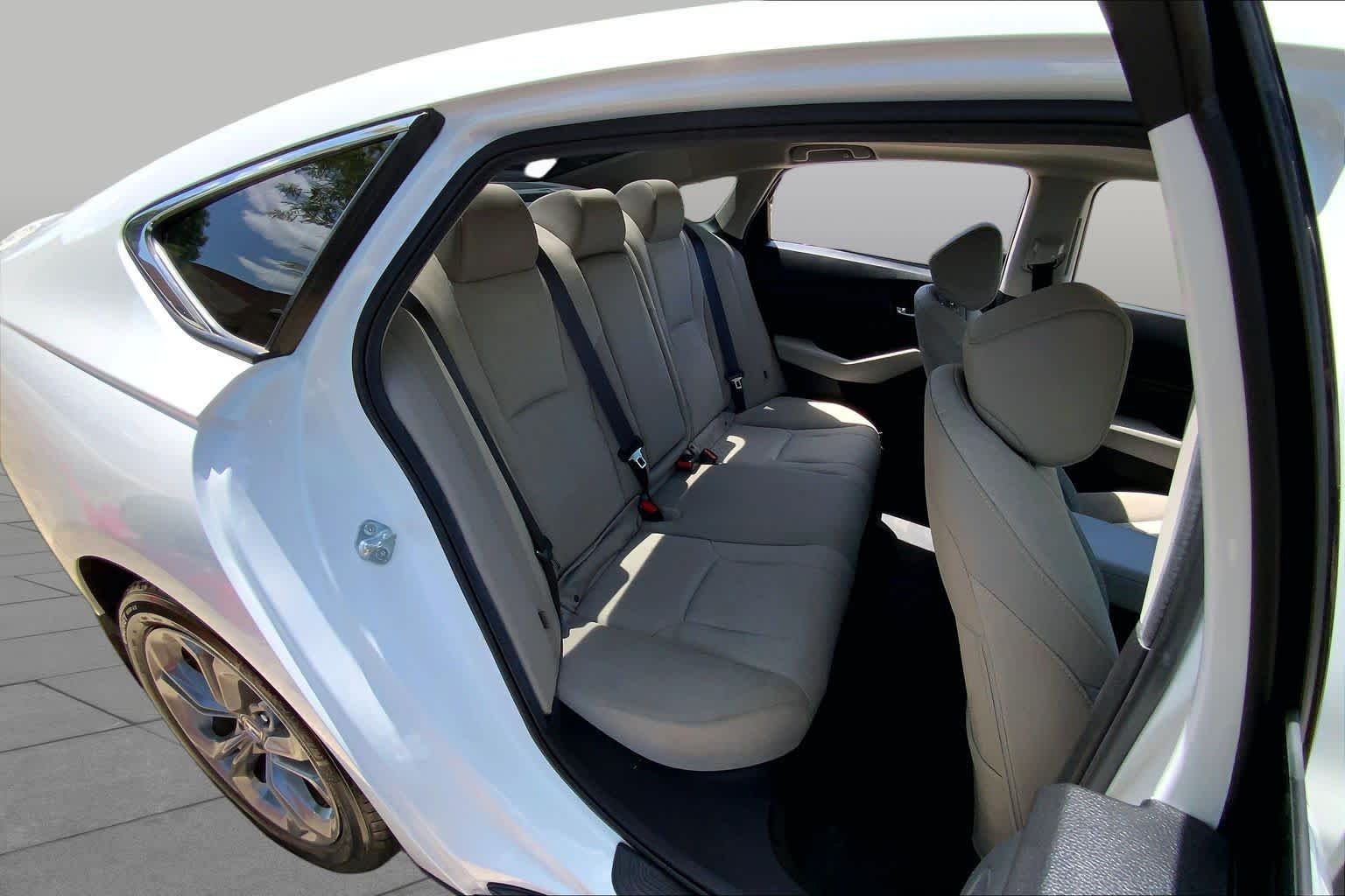Used 2024 Platinum White Pearl Honda EX image 21