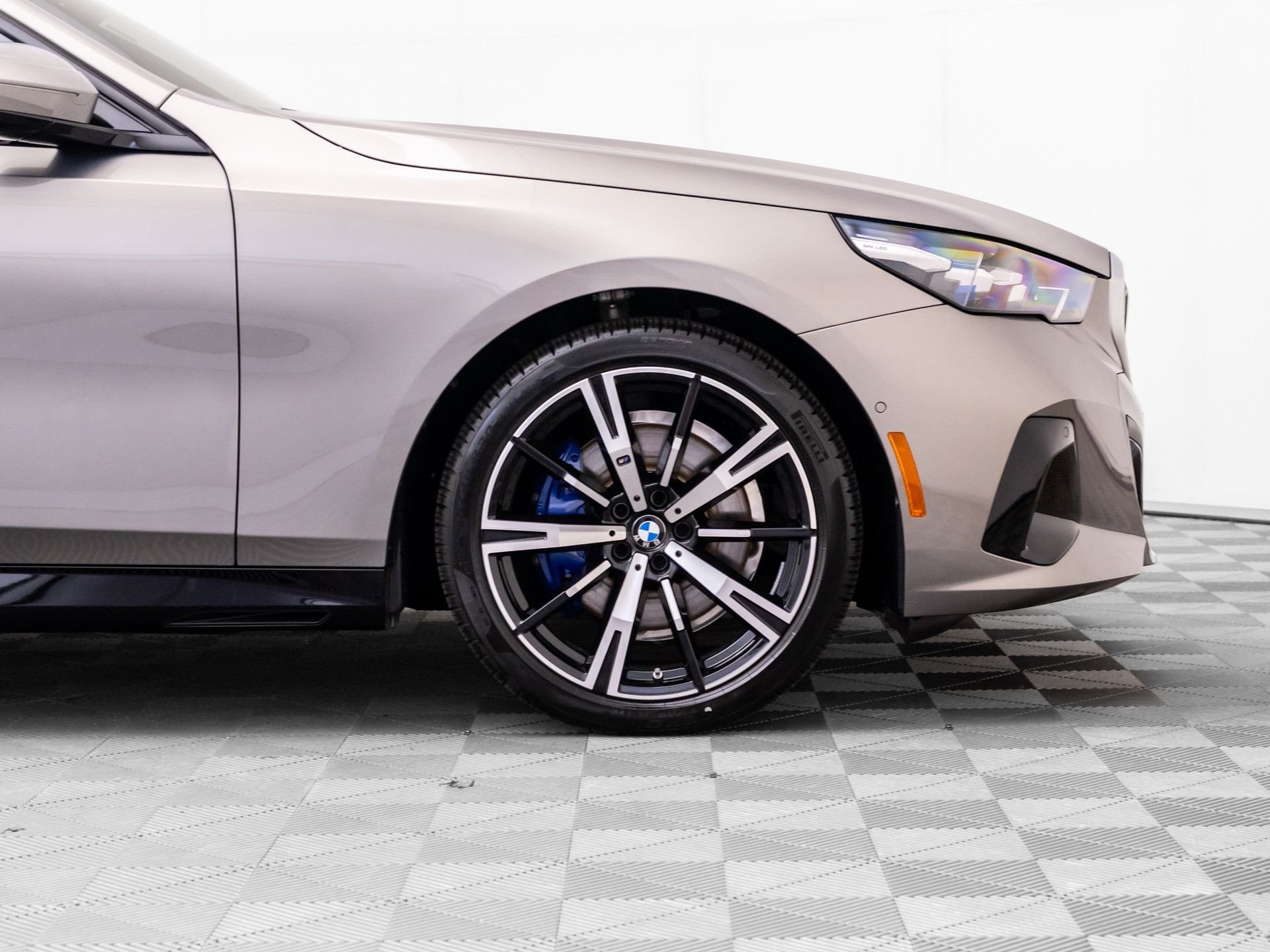 New 2026 Oxide Grey Metallic BMW 530i xDrive image 34
