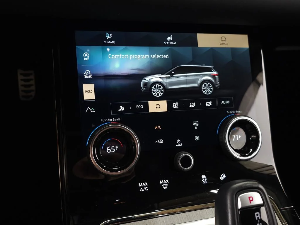 Used 2023 White Land Rover R-Dynamic SE image 31