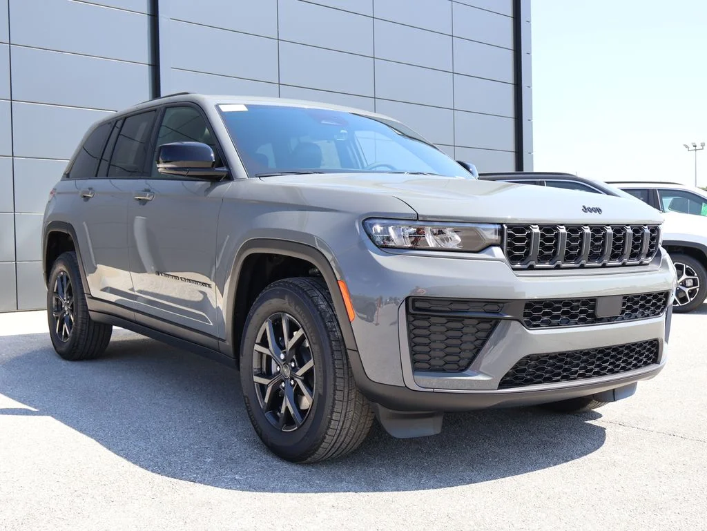 New 2027 Sting-Gray Clearcoat Jeep Laredo Altitude image 6