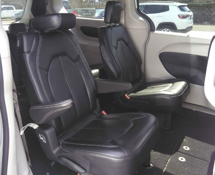 Used 2023 White Chrysler Touring L image 6