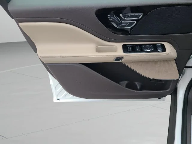 Used 2022  Lincoln Standard image 21
