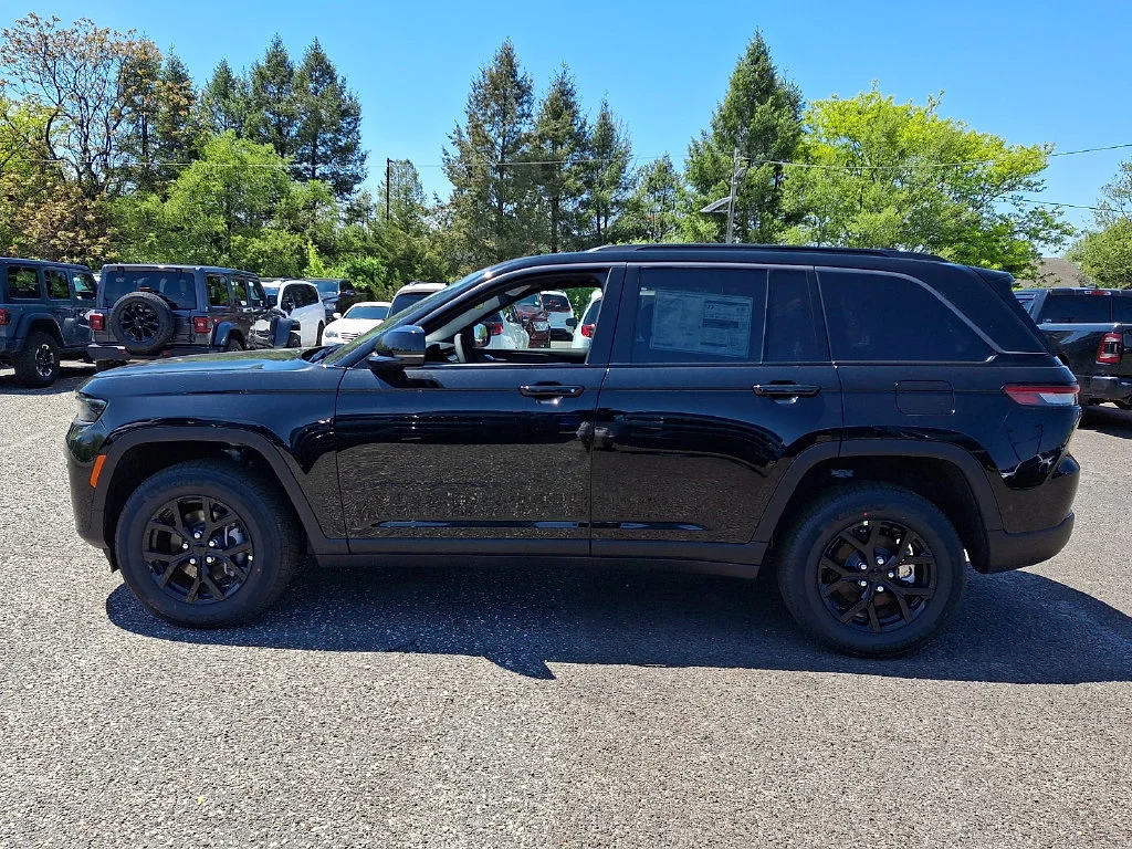 New 2026 Diamond Black Crystal Pearl-Coat Exterior Paint Jeep Laredo Altitude image 5