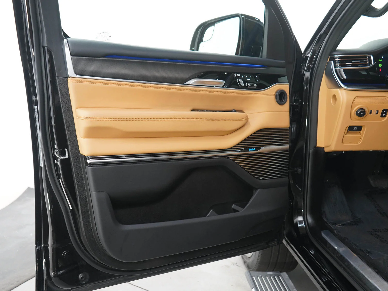 Used 2025 Diamond Black Crystal Pearlcoat Jeep Series III image 21