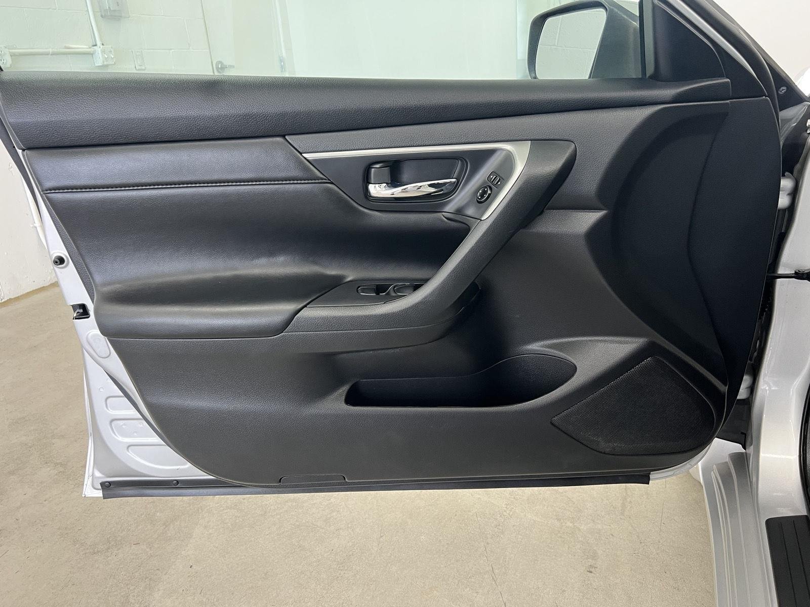 Used 2015 Brilliant Silver Nissan 2.5 S image 11