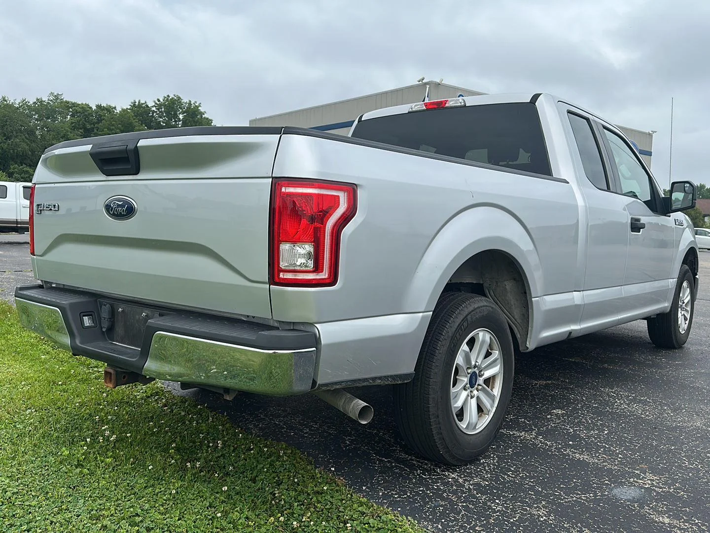 Used 2017 Ingot Silver Ford XLT image 4