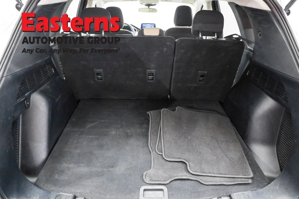 Used 2022 Silver Ford SE image 9