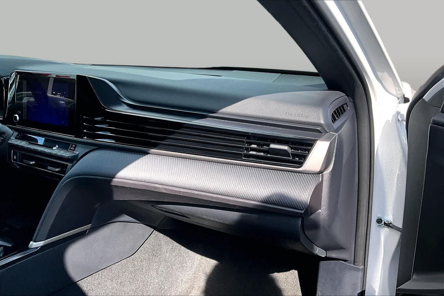 Used 2025 Ice Cap Toyota SE image 19
