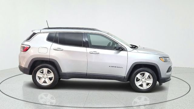 Used 2022 Silver Jeep Latitude image 13