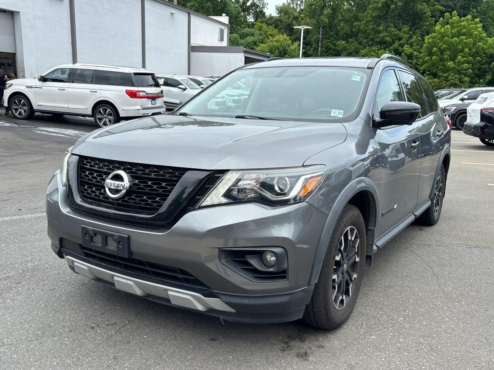 Used 2020  NISSAN SL image 1