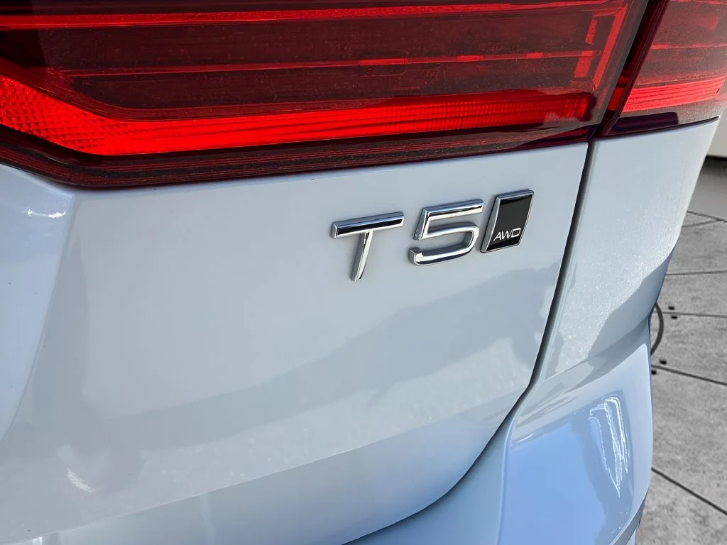 Used 2021 White Volvo T5 Momentum image 33