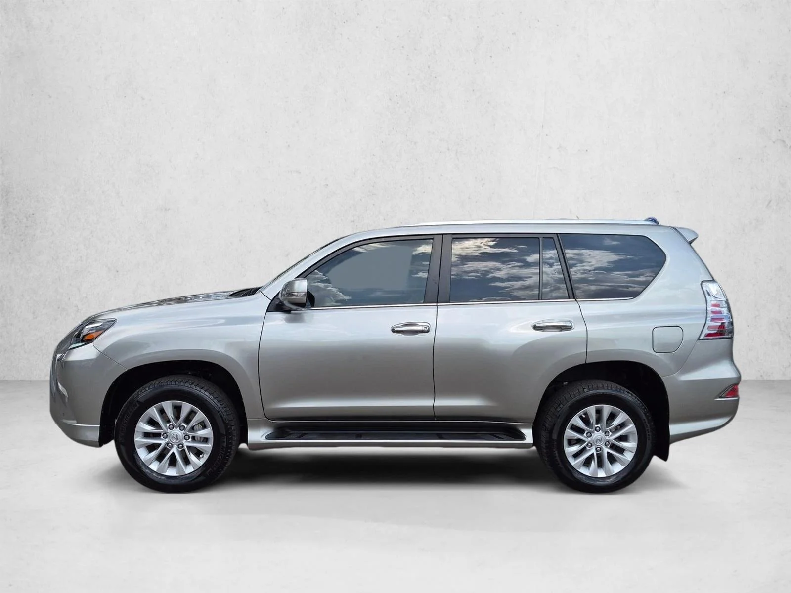 Certified Used 2023 Atomic Silver Lexus GX 460 Premium image 9