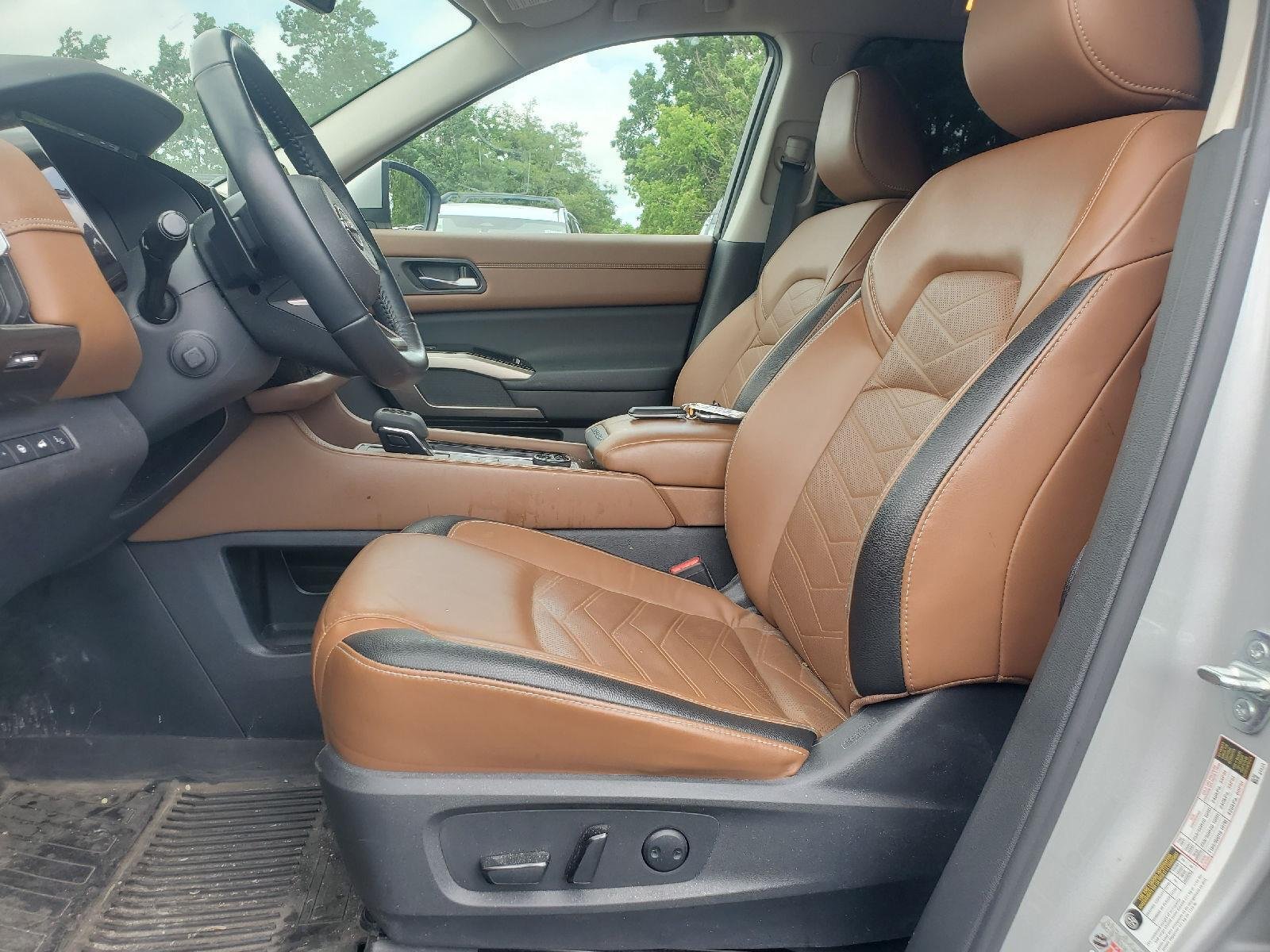 Used 2023 Brilliant Silver Metallic Nissan Platinum image 9