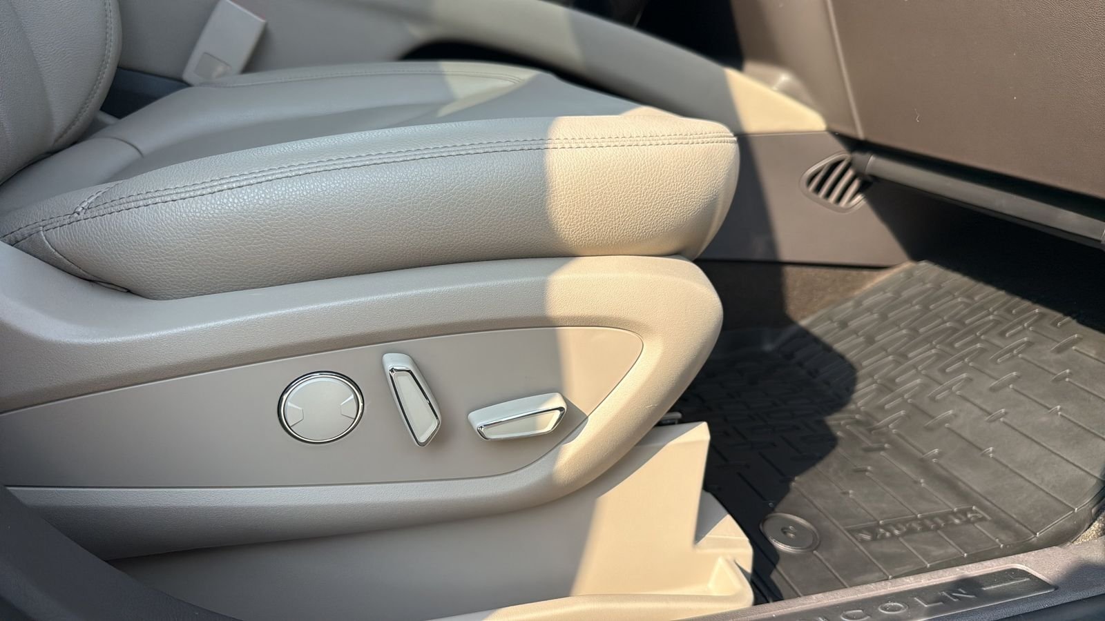 Used 2023 White Lincoln Standard image 24