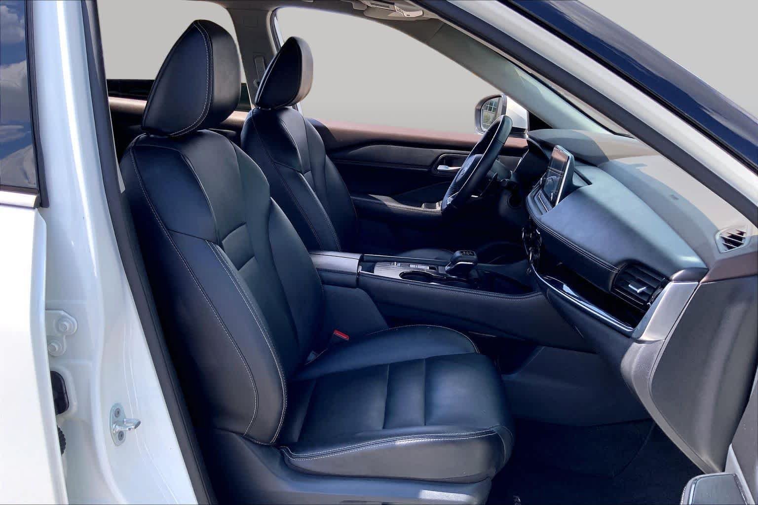 Used 2022 Pearl White Tricoat Nissan SL image 9