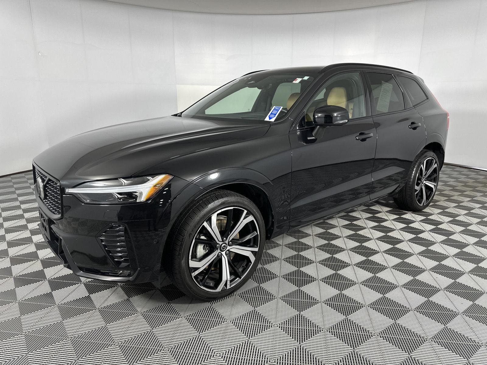 Used 2023 Onyx Black Metallic Volvo Ultimate Dark Theme image 4