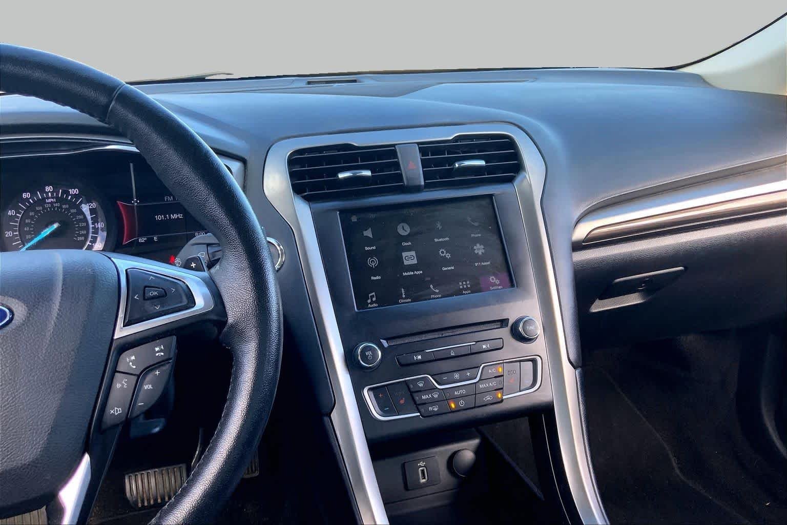 Used 2017 White Platinum Metallic Tri-Coat Ford SE image 7