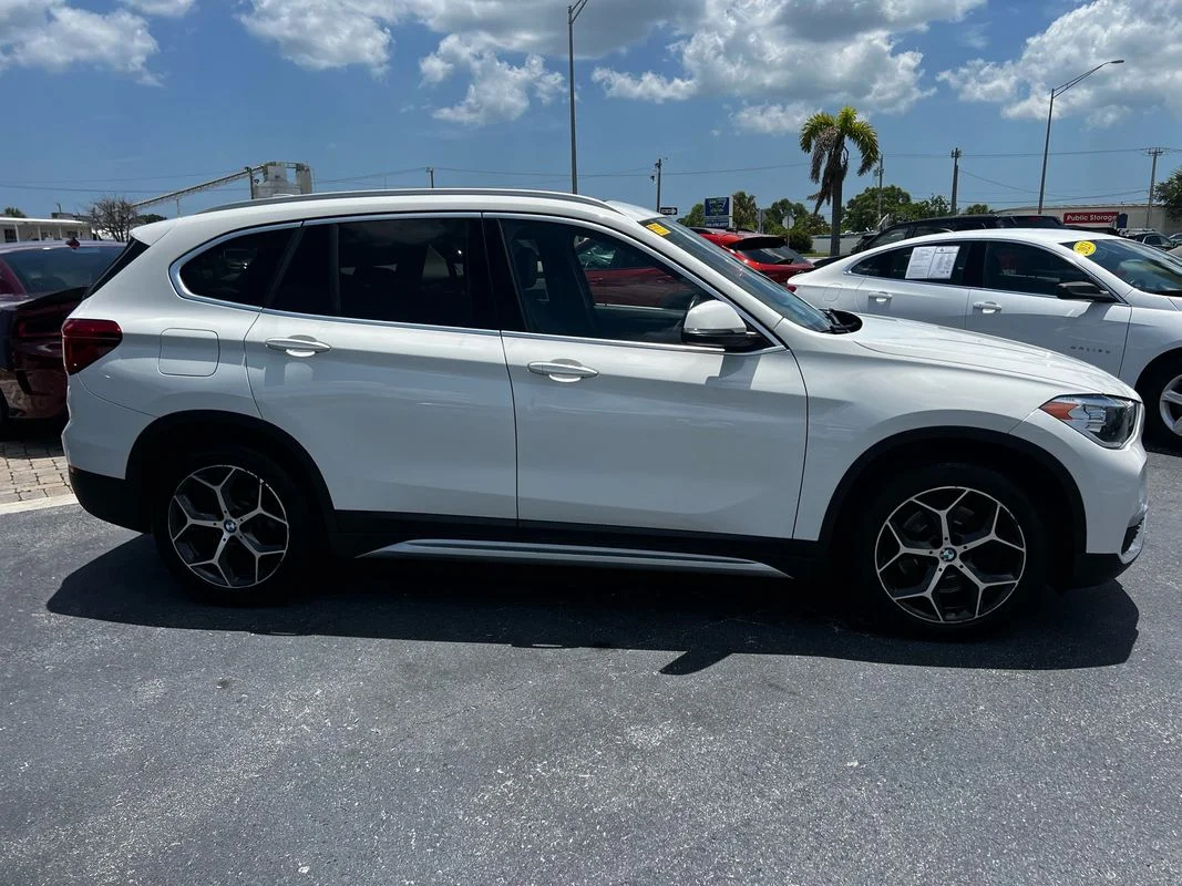 Used 2018  BMW xDrive28i image 9