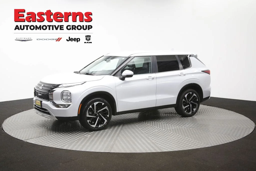 Used 2022 White Mitsubishi SE image 56