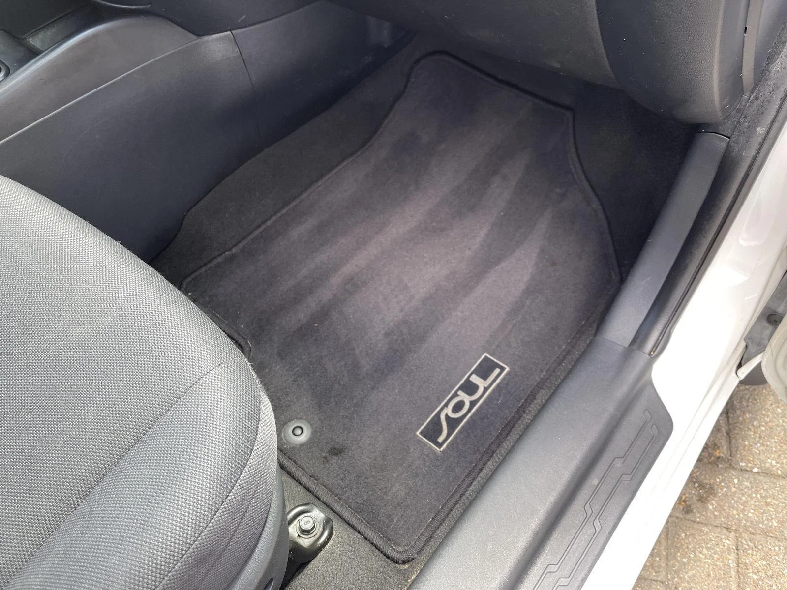 Used 2010 Clear White Kia + image 27