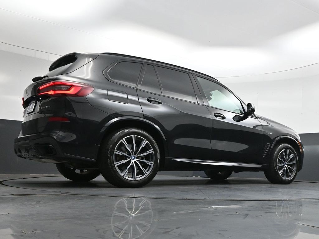 Used 2022 Black Sapphire Metallic BMW xDrive45e image 31