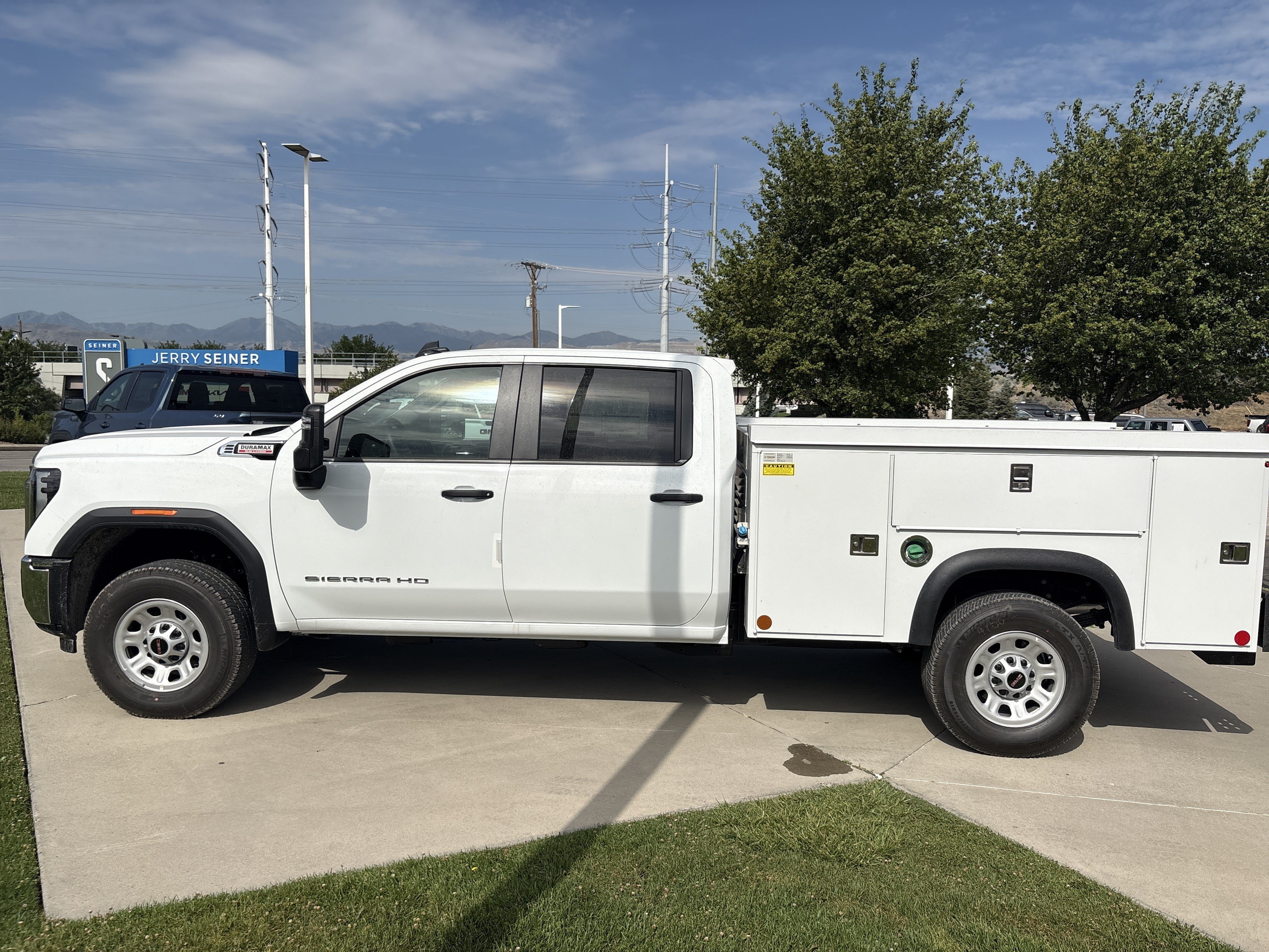 New 2026 Summit White GMC Pro image 2