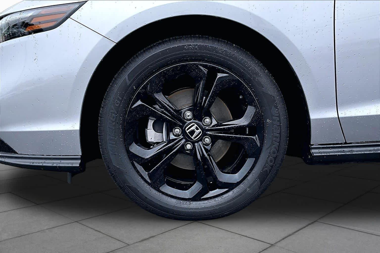 Used 2025 Solar Silver Metallic Honda SE image 10
