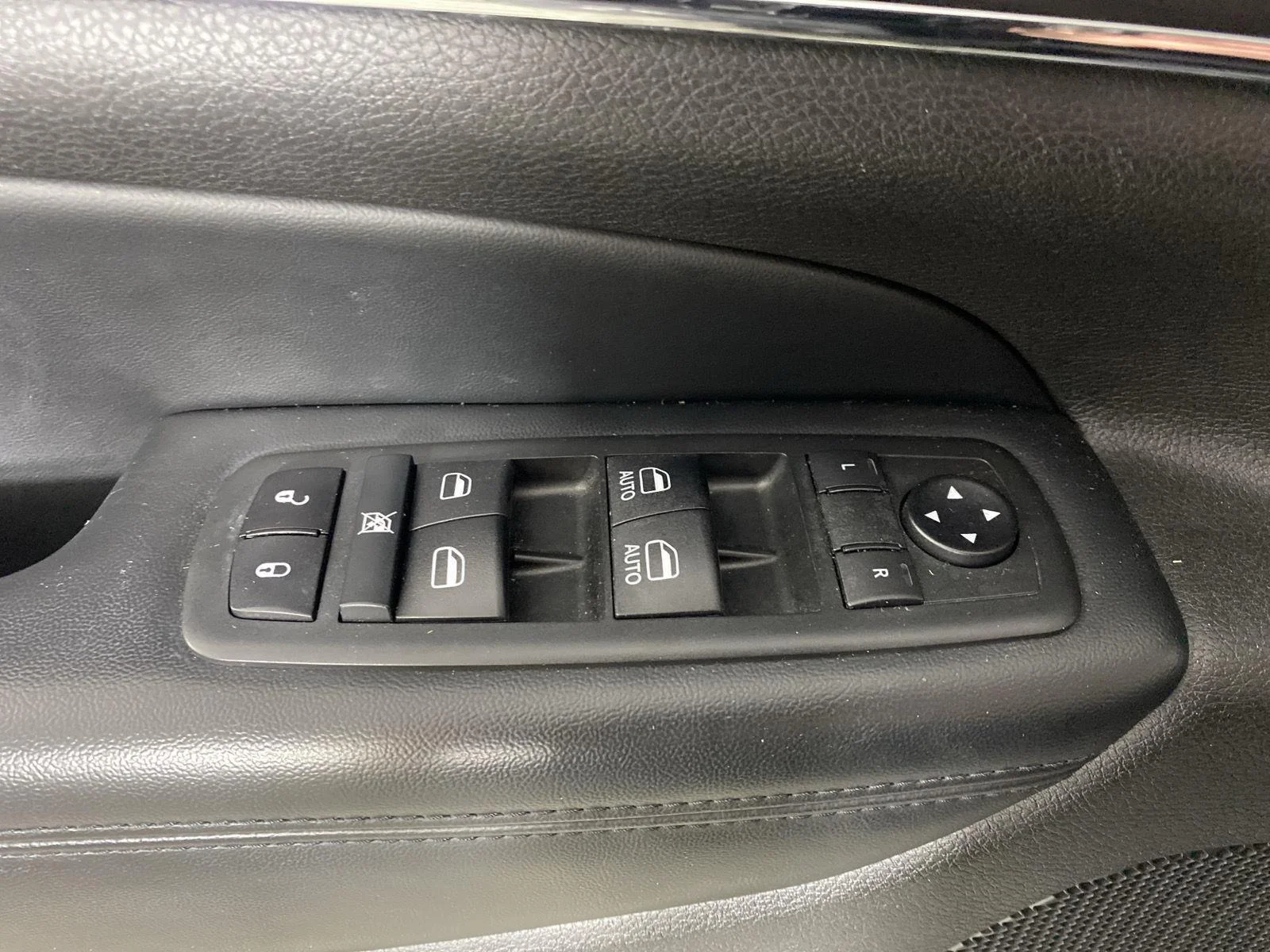 Used 2020 Diamond Black Crystal Pearlcoat Jeep Limited image 12