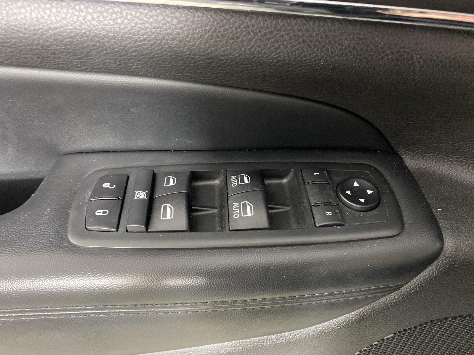 Used 2020 Diamond Black Crystal Pearlcoat Jeep Limited image 12