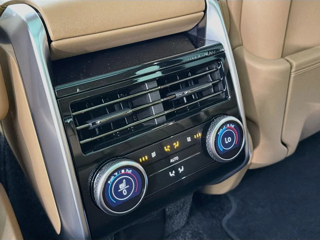 New 2026 Eiger Grey Land Rover SE image 27