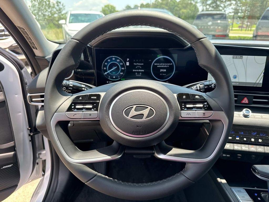 2025 Hyundai Elantra Limited - Photo 10