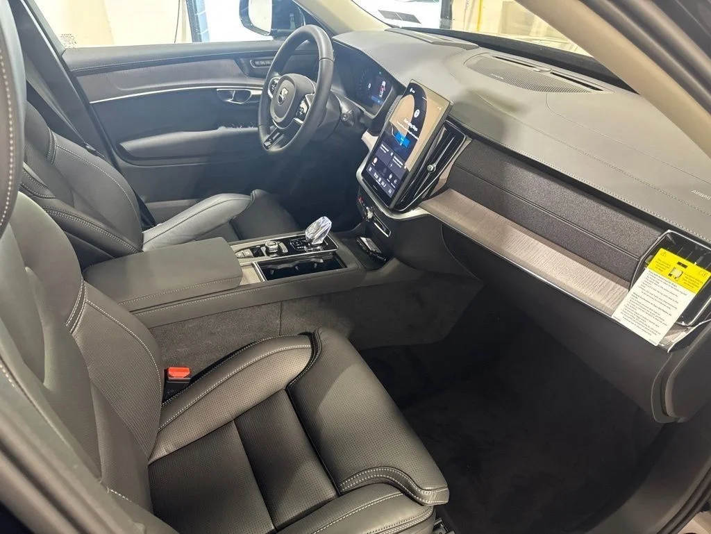 New 2026 Onyx Black Metallic Volvo B6 Plus 7-Seater image 28