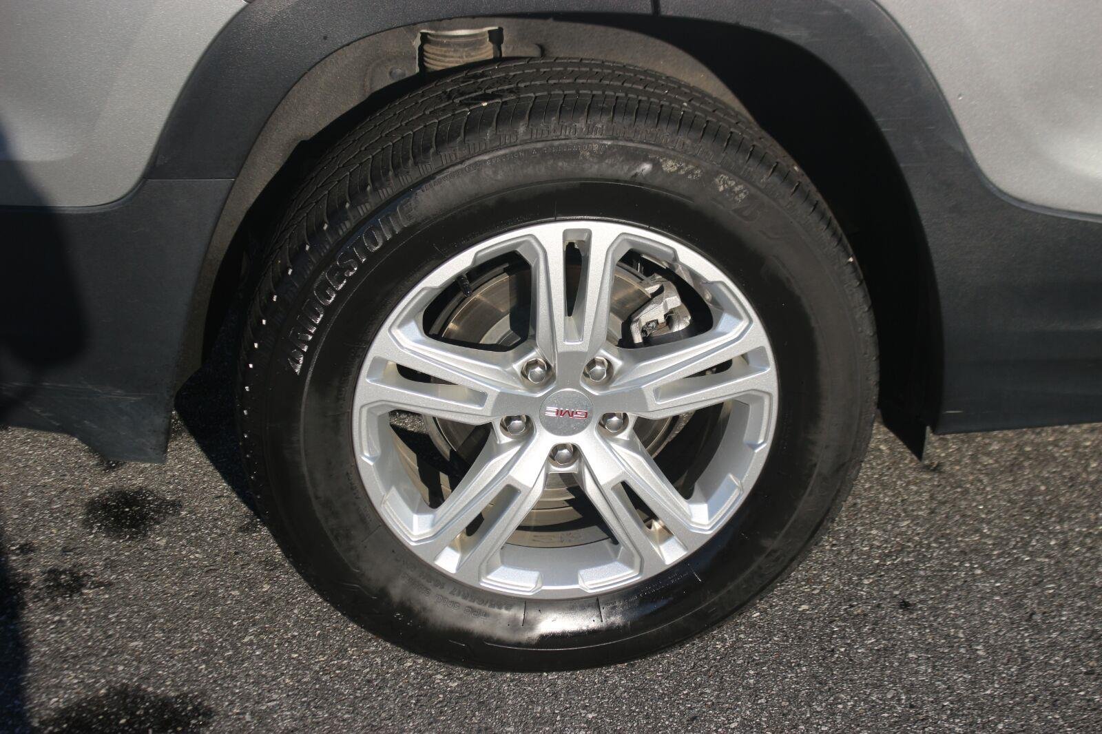 Used 2024 Sterling Metallic GMC SLE image 38