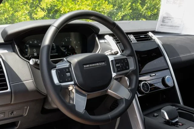 Used 2025 White Land Rover Dynamic SE image 24